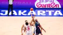 <p>Pebasket Prancis, Guerschon Yabusele (kanan) berebut bola dengan pebasket Lebanon, Omari Rasulala Spellman pada laga Grup H Piala Dunia FIBA 2023 di Indonesia Arena, Senayan, Jakarta, Selasa (29/08/2023). (Bola.com/Bagaskara Lazuardi)</p>