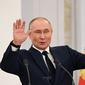 Presiden Rusia Vladimir Putin saat menjamu atlet Rusia peraih medali Olimpiade Musim Dingin 2022 Beijing dan anggota tim Paralimpiade negara itu di Kremlin di Moskow (26/4/2022). (AFP/NATALIA KOLESNIKOVA)