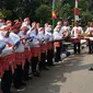 Para pelajar di Jakarta rela panas-panas untuk semangati pelari Kirab Obor Asian Games 2018 (Foto: Ady Anugrahadi/Merdeka.com)