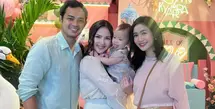 Febby Rastanty hadir bersama suaminya. Ia tampil mengenakan atasan long sleeve pink dengan karet di bagian perut. Dipadukan mini skirt orange motif bunga. Sambil membawa sling bag coklat dan sepatu warna ivory. [@febbyrastanty]