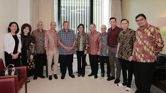 Menteri Keuangan Sri Mulyani menjenguk Istri Presiden RI ke-6 SBY, Ani Yudhoyono di Rumah Sakit National University, Singapura. (Istimewa)