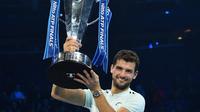 Grigor Dimitrov rayakan gelar ATP World Tour Finals usai mengalahkan David Goffin 7-5, 4-6, 6-3 di di O2 Arena, Senin (20/11/2017) dini hari WIB. (AFP/Glyn Kirk)