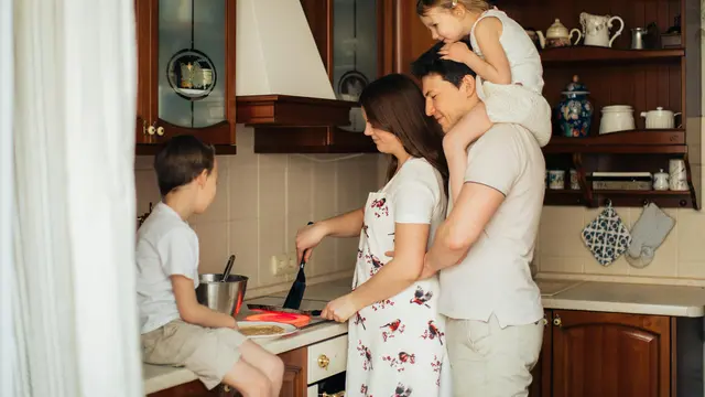 1. Masak dan Makan Malam Bersama