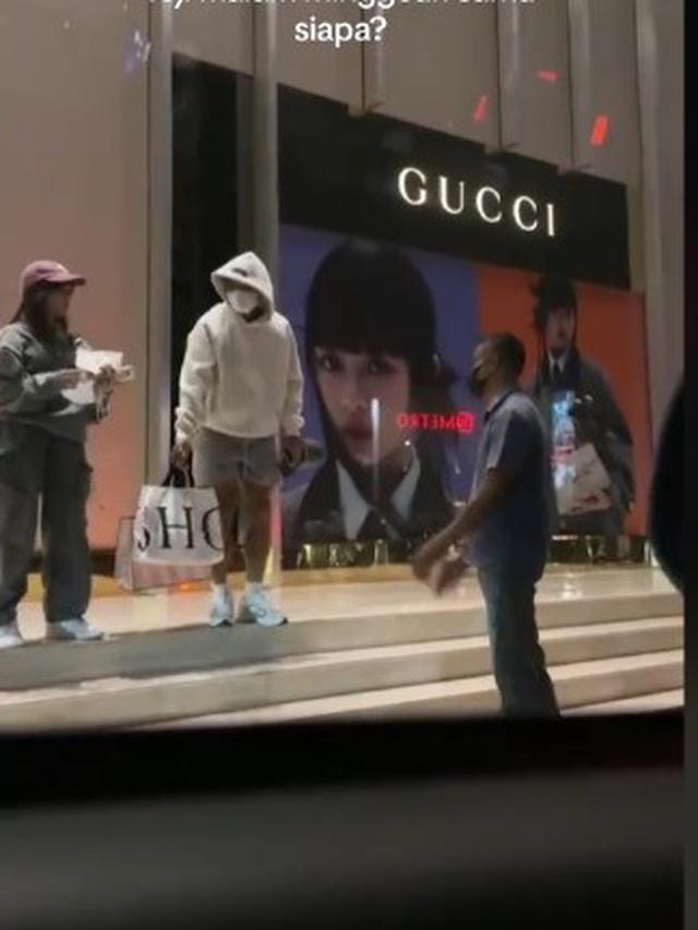 Jalan Bareng di Mall, Ini 6 Potret Kedekatan Fuji dan Asnawi Mangkualam