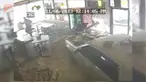 Sebuah mobil berkecepatan tinggi menghantam restoran pizza di Amerika Serikat.