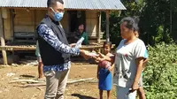 Foto: Bripka Bernadus Malo, S.Pd, keluar masuk kampung untuk membagikan masker untuk warga yang tak tersentuh bantuan (Liputan6.com/Ola Keda)