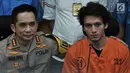 Artis peran Jefri Nichol didampingi Kapolres Metro Jakarta Selatan Kombes Pol Indra Jafar saat rilis kasus penyalahgunaan narkoba di Jakarta, Rabu (24/7/2019). Jefri Nichol ditangkap dengan barang bukti narkoba jenis ganja seberat 6,01 gram yang disimpan dalam kulkas. (merdeka.com/Iqbal S Nugroho)