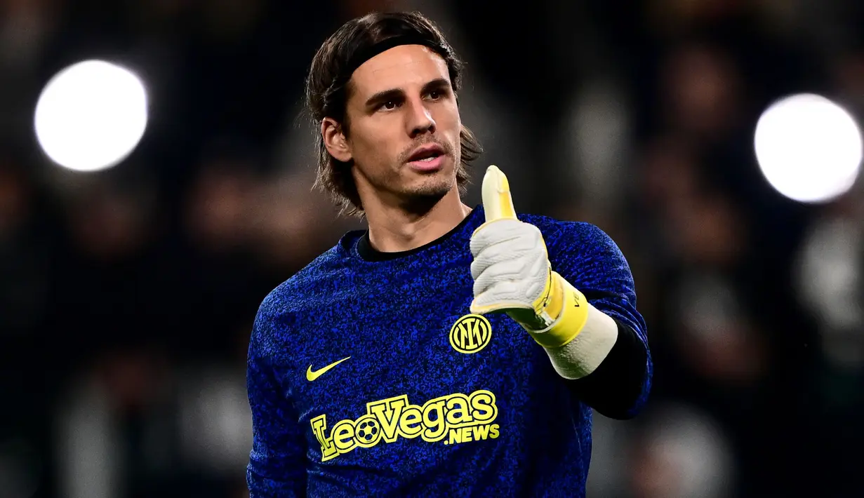 Yann Sommer, kiper asal Swiss berusia 35 tahun yang baru menjalani musim pertama bersama Inter Milan langsung menjadi andalan sepeninggal Andre Onana dan Samir Handanovic. Telah tampil dalam 21 laga bersama Inter Milan di semua ajang, ia mampu mencatatkan 14 kali clean sheet dan hanya kebobolan 9 gol. (AFP/Marco Bertorello)
