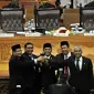 Ade Komaruddin (tengah) bersama para Pimpinan DPR berpose bersama usai pelantikan Ketua DPR yang baru, Jakarta, Senin (11/01/2016). Ade dilantik untuk menggantikan Setya Novanto yang mundur dari kursi Ketua DPR. (Liputan6.com/Johan Tallo)