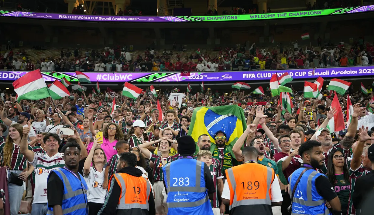 Selebrasi kemenangan para pendukung Fluminense setelah mengalahkan Al Ahly 2-0 pada laga semifinal Piala Dunia Klub 2023 di King Abdullah Sports City Stadium, Arab Saudi, Selasa (19/12/2023) dini hari WIB. (AP Photo/Manu Fernandez)