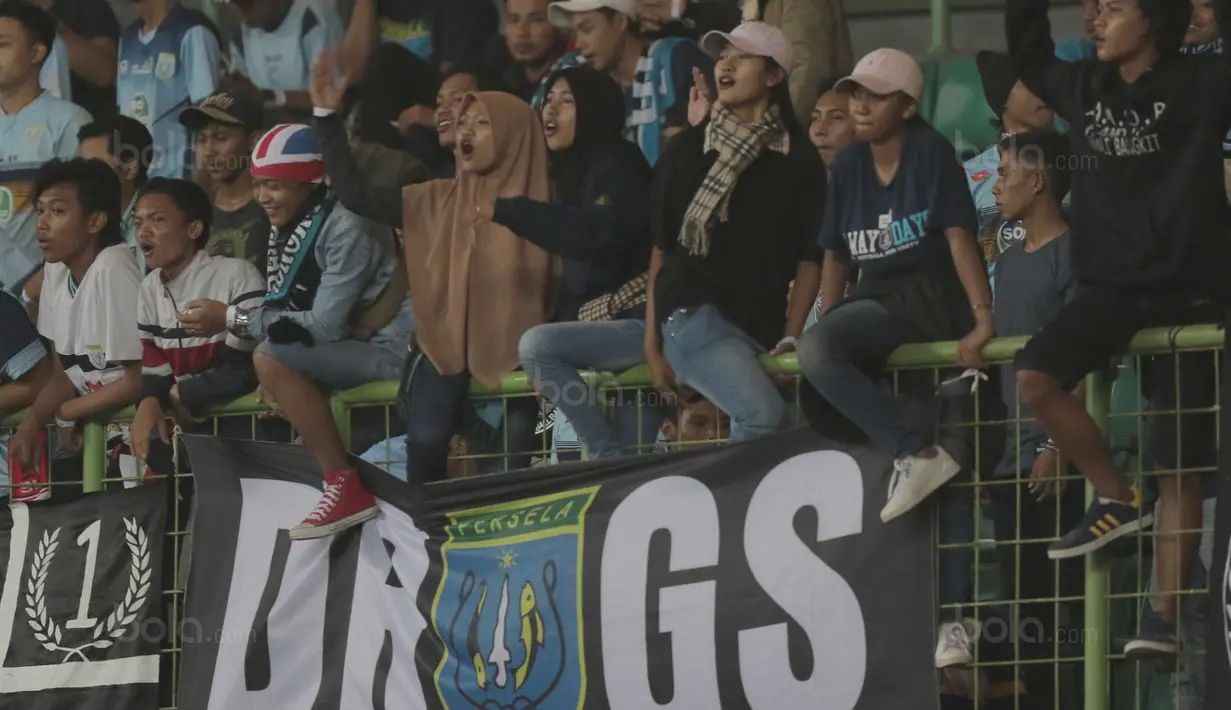 Dukungan fans Persela Lamongan saat timnya melawan Bhayangkara FC pada lanjutan Liga 1 2017 di Stadion Patriot, Bekasi, (27/10/2017). Bhayangkara menang 3-1. (Bola.com/Nicklas Hanoatubun)