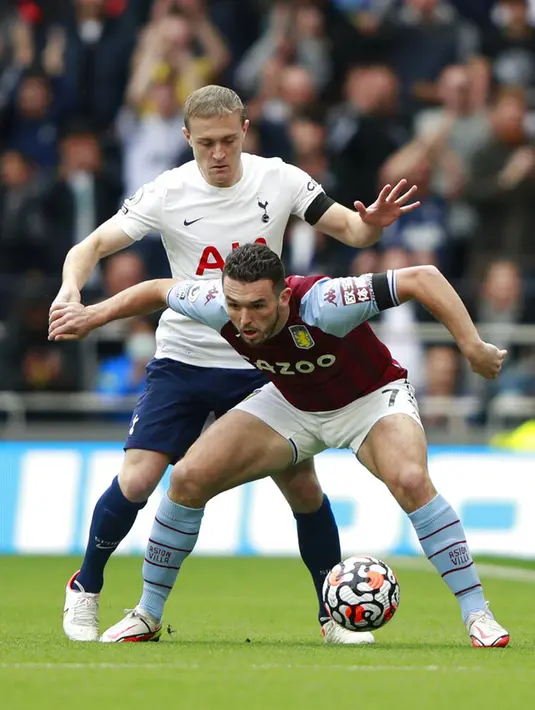 Pemain Tottenham Hotspur Oliver Skipp menjegal pemain Aston Villa John McGinn pada pertandingan sepak bola Liga Inggris di Stadion Tottenham Hotspur, London, Inggris, Minggu (3/10/2021). Tottenham Hotspur menang 2-1. (AP Photo/Ian Walton)