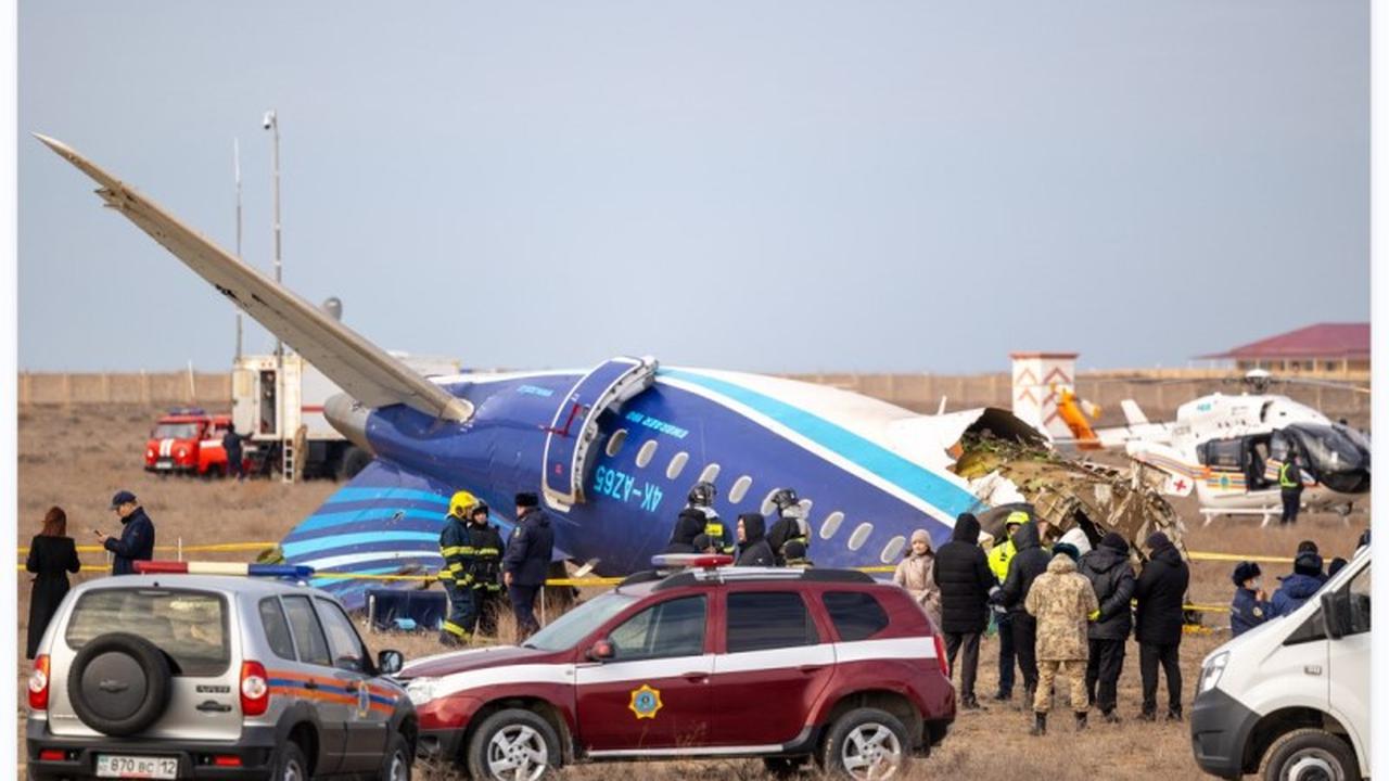 Pesawat Azerbaijan Airlines tujuan Rusia jatuh di Kazakhstan barat pada Rabu, 25 Desember 2024. (Issa Tazhenbayev/AFP)