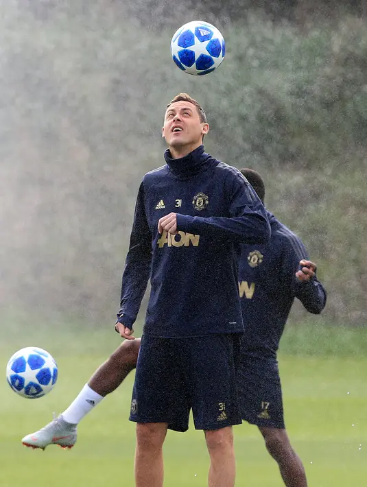 Gelandang MU, Nemanja Matic mengontrol bola saat sesi latihan di AON Training Complex, Carrington, Inggris (1/10). MU akan bertanding melawan wakil Spanyol, Valencia pada lanjutan grup H Liga Champions di Old Trafford. (AFP Photo/Lindsey Parnaby)