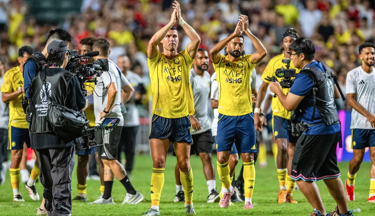 Pemain Al-Nassr, Cristiano Ronaldo (tengah) memberikan tepuk tangan penghormatan untuk penonton setelah laga semfinal Saudi Super Cup 2025 melawan Al-Ittihad di Hong Kong Stadium, Hong Kong, Selasa (19/08/2025) waktu setempat. (AFP/Wun Suen)