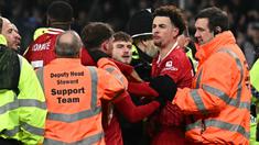 Pemain Liverpool, Curtis Jones berusaha dipisahkan saat terlibat perseteruan dengan pemain Everton, Abdoulaye Doucoure setelah laga lanjutan Liga Inggris 2024/2025 di Goodison Park, Liverpool, Inggris, Rabu (13/02/2025) WIB. (AFP/Paul Ellis)