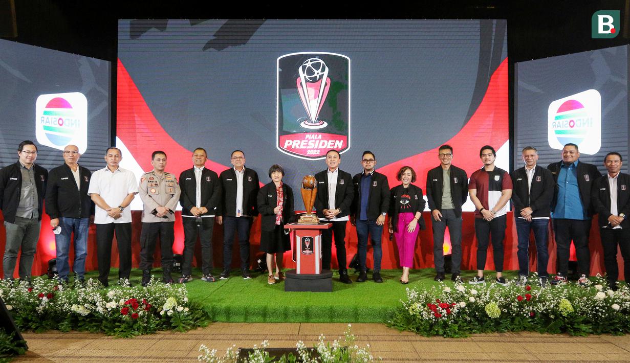 <p>Seluruh undangan melakukan foto bersama saat konferensi pers Piala Presiden 2022 di Studio Lantai 8 SCTV Tower, Senayan City, Jakarta pada Senin (06/06/2022). (Bola.com/Bagaskara Lazuardi)</p>