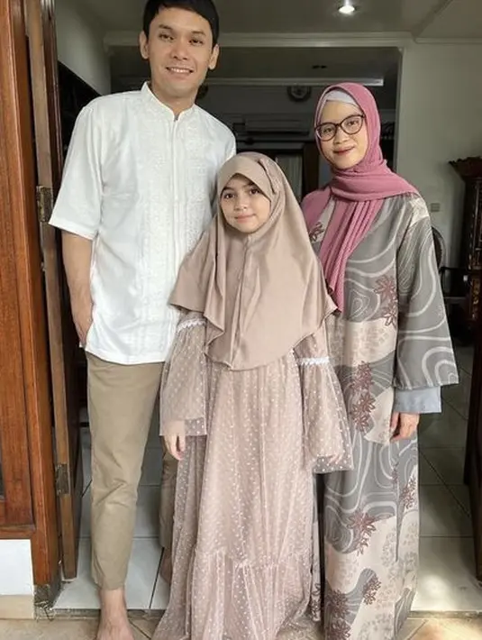 Sienna juga tampil menjadi cewek bumi, dengan kerudung instan dan dress lace cokelatnya.  Credit: (@nesyanabila)