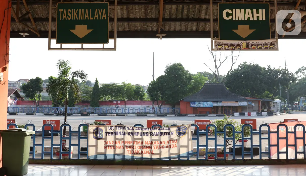 Suasana Terminal Bus Antar Kota Antar Provinsi, Kampung Rambutan, Jakarta, Kamis (7/5/2020). Meski Menhub Budi Karya Sumadi mengijinkan kembali seluruh moda transportasi beroperasi kembali namun aktivitas di terminal bus AKAP Kampung Rambutan masih terlihat kosong. (Liputan6.com/Helmi Fithriansyah)