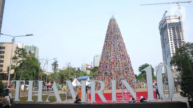 Pohon Natal dari Botol Minuman Bekas Berdiri Megah di Jalan MH Thamrin
