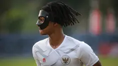 Pemain Timnas Indonesia U-20, Ronaldo Kwateh saat latihan persiapan Kualifikasi Piala Asia U-20 2023 yang berlangsung di Lapangan A Gelora Bung Karno, Jakarta, Selasa (30/08/2022). (Bola.com/Bagaskara Lazuardi)