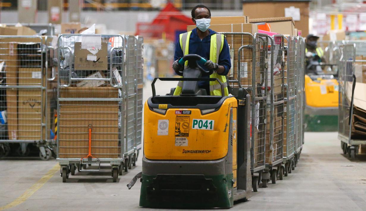 Seorang staf bekerja di pusat penyortiran perusahaan layanan pos Bpost, Brussel, Belgia, 26 November 2020. Menjelang Natal dan Black Friday, Bpost mencatat kenaikan jumlah paket lantaran semakin meningkatnya permintaan di sektor e-commerce. (Xinhua/Zheng Huansong)