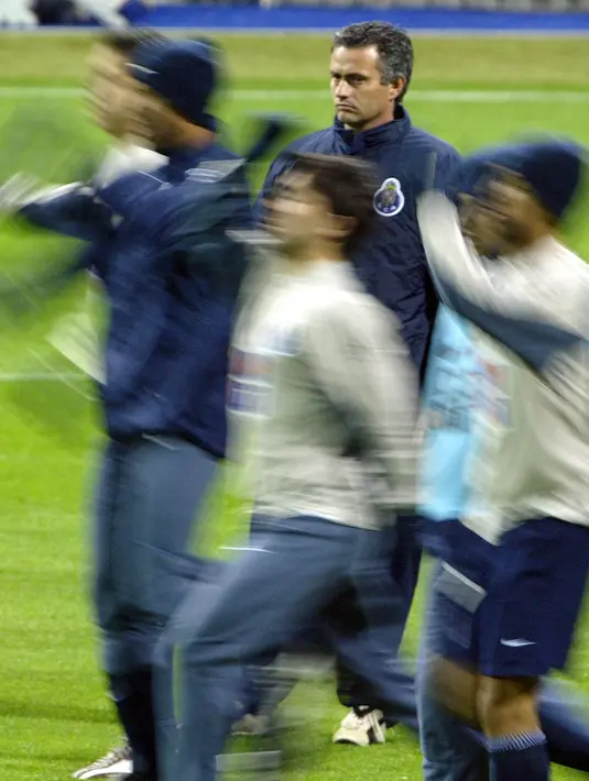 Pelatih FC Porto, Jose Mourinho melihat para pemainnya selama sesi latihan jelang bertanding melawan Real Madrid di stadion Santiago Bernabeu 8 Desember 2003. (AFP/Javier Soriano)