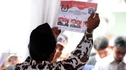 Petugas KPPS menunjukkan keabsahan surat suara Pilkada DKI Jakarta di TPS 027 Kebagusan, Jakarta, Rabu (15/2). Ahok-Djarot unggul dengan 254 suara sementara Anies-Sandi 207 serta AHY-Sylvi 85. (Liputan6.com/Helmi Fithriansyah)