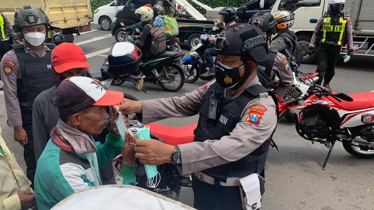 Patroli Prokes Polrestabes Surabaya. (Dian Kurniawan/Liputan6.com)