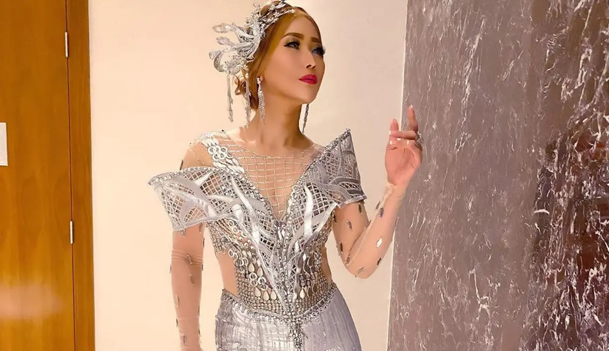 Bahkan, gaun slim fit yang dikenakan oleh Inul sendiri terlihat mewah serta menawan. Tak hanya gaunnya saja yang indah, istri dari Adam Suseno ini juga tak pernah lepas dalam menggunakan berbagai aksesoris penunjang. (Liputan6.com/IG/@inul.d)
