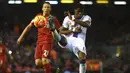 Pemain Crystal Palace Wilfried Zaha (kanan) menendang bola saat dibayangi pemain Liverpool Lucas Leiva pada lanjutan Liga Premier Inggris di Stadion Anfield, Liverpool, Inggris, Minggu(8/11/2015) WIB.  (AFP Photo/Paul Ellis)