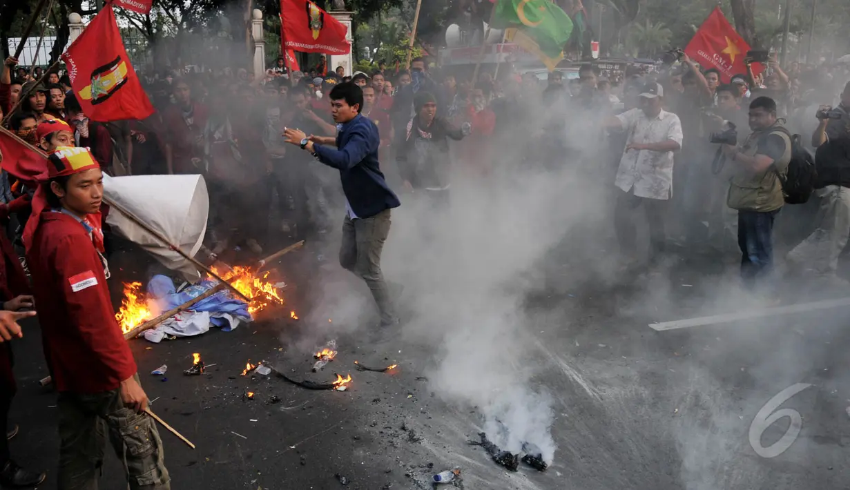 Ratusan mahasiswa membakar spanduk saat aksi di depan Istana Negara, Jakarta, Kamis (21/5/2015). Mereka menuntut Jokowi-JK untuk turun karena dinilai telah gagal memimpin. (Liputan6.Com/JohanTallo)