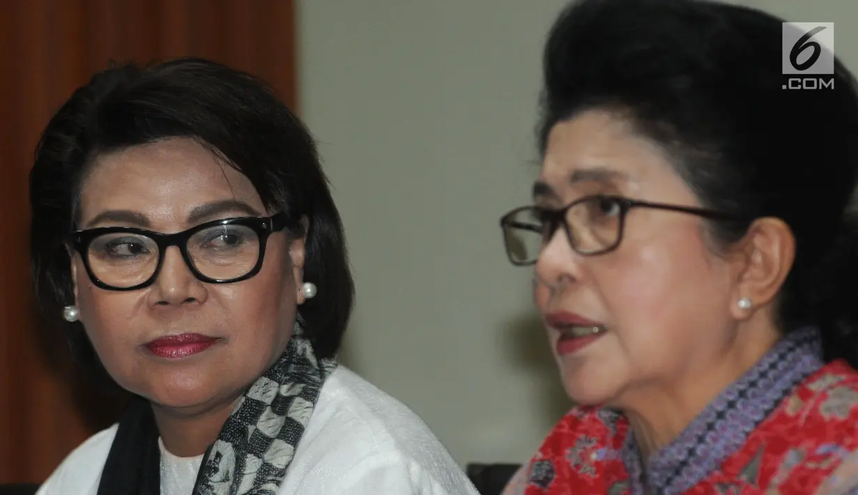 Menteri Kesehatan Nila F Moeloek (kanan) bersama Wakil Ketua KPK Basaria Panjaitan memberi keterangan usai pertemuan tertutup di Gedung KPK, Jakarta, Rabu (16/1). (Merdeka.com/Dwi Narwoko)