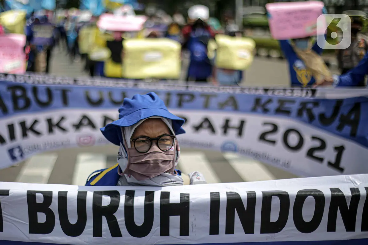 FOTO: Minta UU Cipta Kerja Dicabut, Buruh Unjuk Rasa Bawa Pembalut Wanita