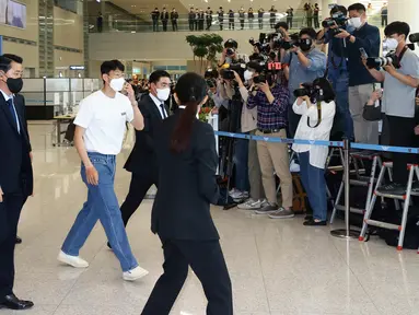 Penyerang Tottenham Hotspur asal Korea Selatan Son Heung-min saat tiba di Bandara Internasional Incheon, Seoul (24/5/2022). Son Heung-min resmi menjadi top skor Liga Inggris 2021-2022 dan masuk dalam buku sejarah Liga Inggris. (AFP/Yonhap)