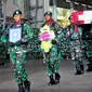 Tentara membawa peti jenazah rekan mereka yang tewas dalam serangan Kelompok Kriminal Bersenjata (KKB), Timika, Papua, (Kamis/12). Sersan Satu Handoko gugur dalam kontak senjata dengan KKB di Papua. (AP Photo/Mujiono)