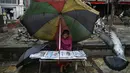 Seorang penjual koran terlihat duduk di tepi jalan di Durbar Square, Kathmandu, Nepal pada 13 September 2025. (Arun SANKAR/AFP)