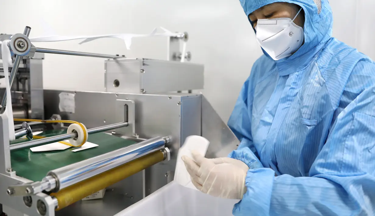 Seorang pekerja menyortir masker kesehatan N95 yang tidak memenuhi standar di perusahaan produsen masker di Shenyang, China, 8 Februari 2020. Nantinya masker N95 tersebut akan dipasok ke garis depan upaya pencegahan wabah virus corona di provinsi Hubei dan Liaoning. (Xinhua/Yao Jianfeng)