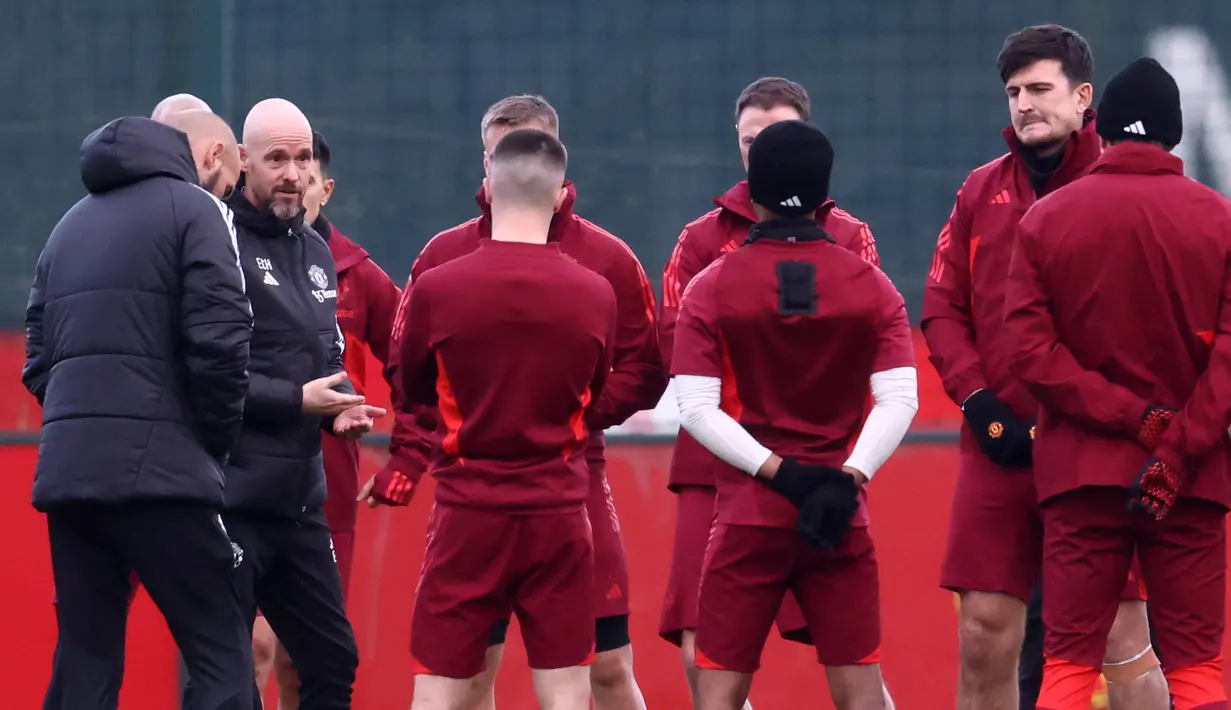 <p>Pelatih Manchester United, Erik Ten Hag (dua kiri), memberikan instruksi kepada para pemain yang hadir saat sesi latihan yang berlangsung di Carrington, Manchester, Selasa (12/12/2023) dini hari WIB. (AFP/Darren Staples)</p>