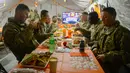 Tentara AS makan bersama untuk merayakan Thanksgiving di Donna, Texas, Kamis (22/11). Kalkun merupakan hidangan utama dalam perayaan Thanksgiving. (Senior Airman Alexandra Minor/U.S. Air Force/Department of Defense via AP)