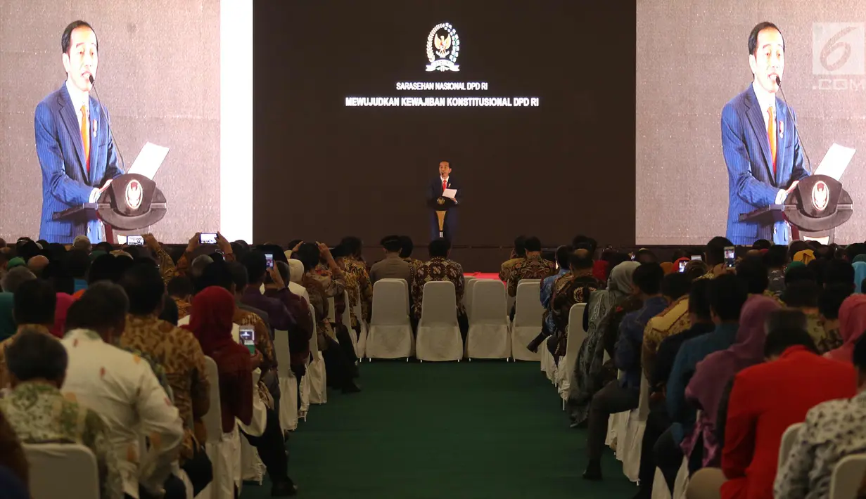 Presiden Joko Widodo memberi sambutan saat acara Sarasehan Nasional DPD RI di Senayan, Jakarta, Jumat (17/11). Acara sarasehan ini bertajuk 'Mewujudkan Kewajiban Konstitusional DPD RI'. (Liputan6.com/Angga Yuniar)