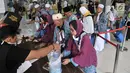 Jemaah haji Kloter 2 asal Banten antre mengambil air zam-zam di Asrama Haji Pondok Gede, Jakarta, Rabu (29/8). Panitia Penyelenggara Ibadah Haji (PPIH) membagikan air zam-zam sebanyak lima liter per jemaah secara cuma-cuma. (Merdeka.com/ Iqbal S. Nugroho)