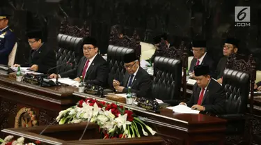 Wakil Ketua DPR Fadli Zon (kedua kiri) memimpin dan membuka Sidang Paripurna DPR terkait RUU APBN di Kompleks Parlemen, Senayan, Jakarta, Rabu (16/8). Fadli menggantikan Ketua DPR Setya Novanto yang berhalangan karena sakit. (Liputan6.com/Johan Tallo)