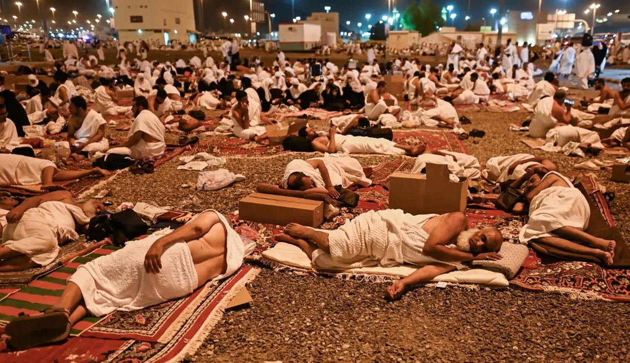 <p>Selama bermalam di Muzdalifah, jemaah memanfaatkan momentum tersebut untuk istirahat dan berzikir dengan membaca talbiyah, membaca Alquran, kalimat tauhid, atau lainnya. (Sajjad HUSSAIN/AFP)</p>