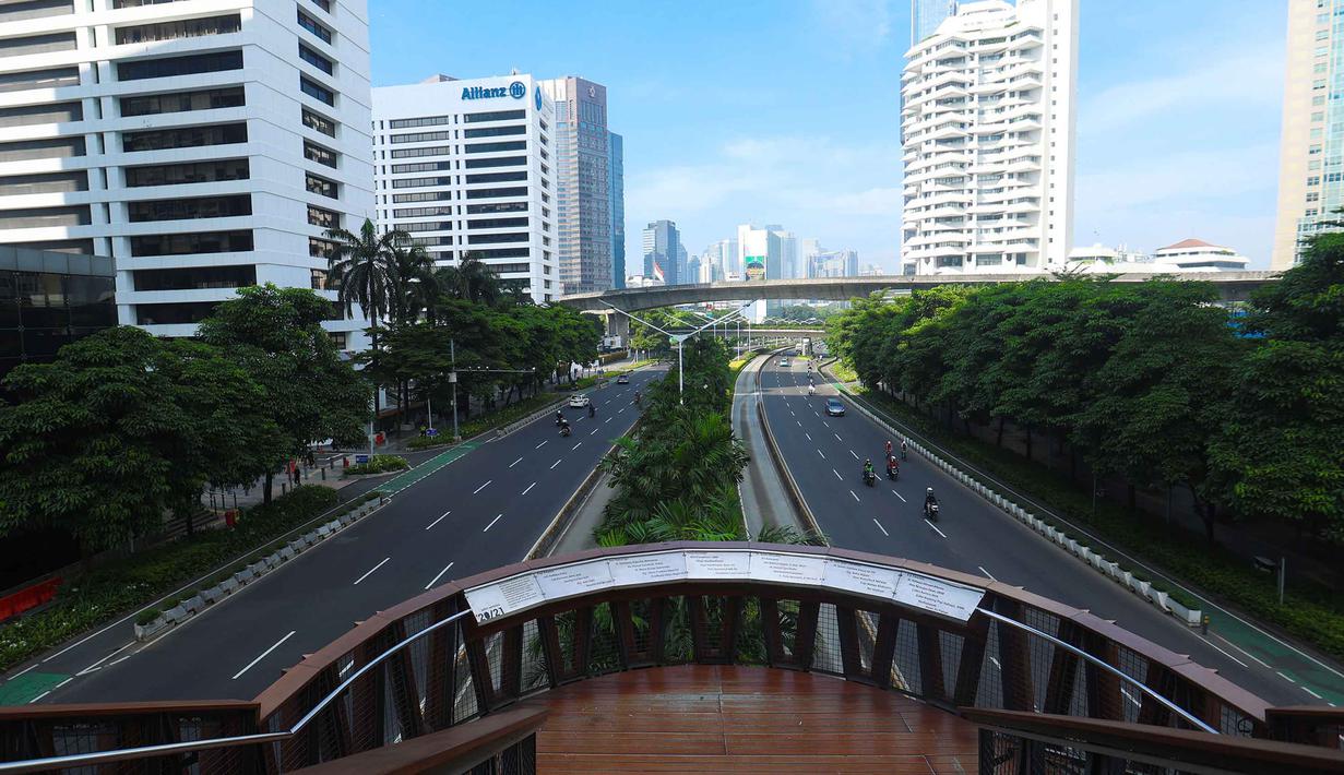 Di bawah langit biru yang cerah, ruas-ruas jalan di ibu kota lebih lengang dari biasanya. Tampak dalam foto, suasana salah satu ruas jalan di Jakarta, Kamis (19/3/2026) pagi. (Kapanlagi.com/Budy Santoso)