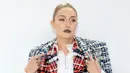 <p>Gigi Hadid menghadiri CFDA Fashion Awards di Casa Cipriani, New York City, Amerika Serikat, 7 November 2022. Gigi Hadid mewarnai bibirnya dengan warna biru tua. (Dimitrios Kambouris/Getty Images/AFP)</p>
