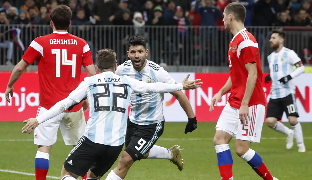 Striker Argentina, Sergio Aguero. merayakan gol yang dicetaknya ke gawang Rusia pada laga persahabatan jelang Piala Dunia 2018 di Stadion Luzhniki, Moskow, Sabtu (11/11/2017). Rusia kalah 0-1 dari Argentina. (AP/Pavel Golovkin)