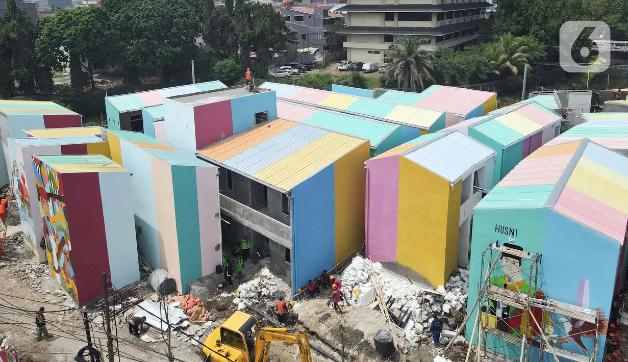 Foto udara memperlihatkan pembangunan rumah bagi korban kebakaran di Kampung Gembira Gembrong, Jakarta, Rabu (14/9/2022). Menurut data Pemprov DKI Jakarta, pembangunan 138 unit rumah bagi korban kebakaran di permukiman Kampung Gembira Gembrong telah mencapai 90 persen dan akan segera dihuni kembali pada akhir September 2022. (Liputan6.com/Herman Zakharia)