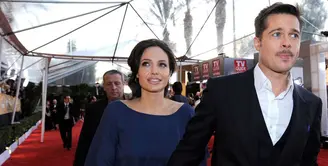 Setelah cerai dengan Angelina Jolie, Brad Pitt dikabarkan dengan sang mantan istri, Jennifer Aniston. Namun kabar kedekatan mantan pasangan suami istri ini dicemburui oleh Jolie yang menggugat cerai Pitt. (AFP/Bintang.com)