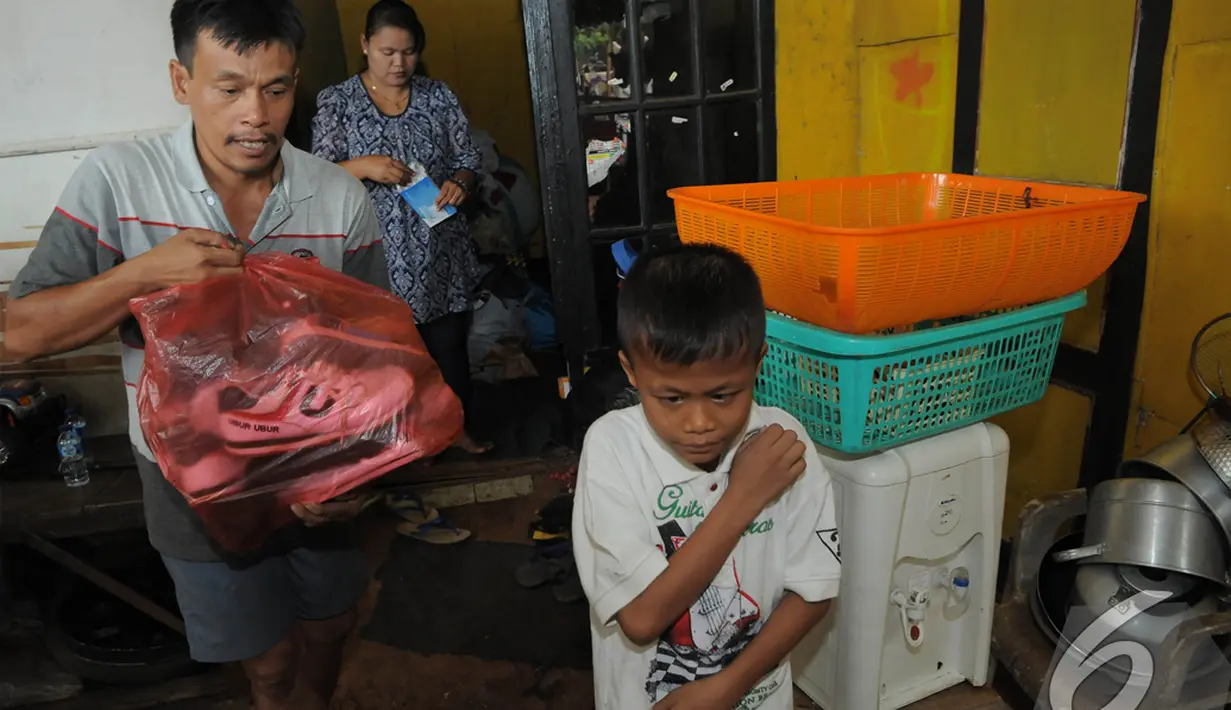 Ayah Sony Wakwaw mempersiapkan barang yang akan dibawa oleh Sony ke rumah barunya. Foto diambil pada Kamis (4/12/2014). (Liputan6.com/Herman Zakharia)